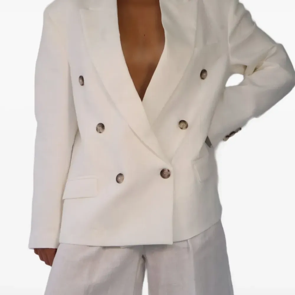 Двубортный пиджак на пуговицах