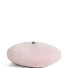 Вязаный берет с украшением Вязаный берет с украшением