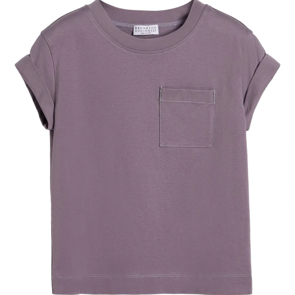 Футболка с подвернутыми рукавами и карманом