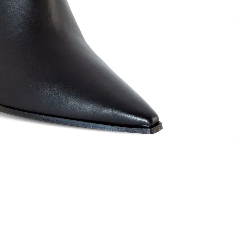 Ботильоны с заостренным носком Ботильоны с заостренным носком