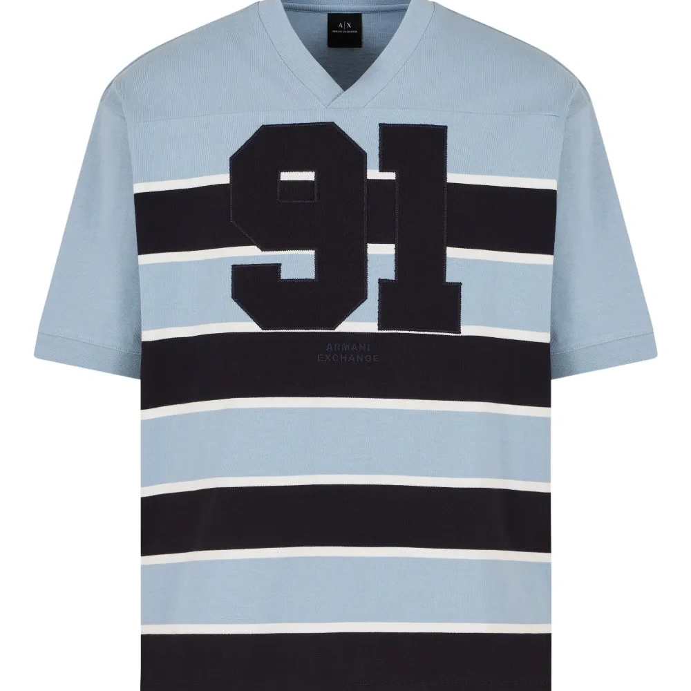 Полосатая футболка с V-образным вырезом