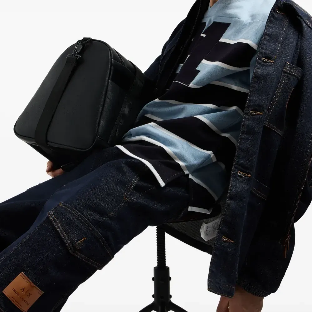 Полосатая футболка с V-образным вырезом