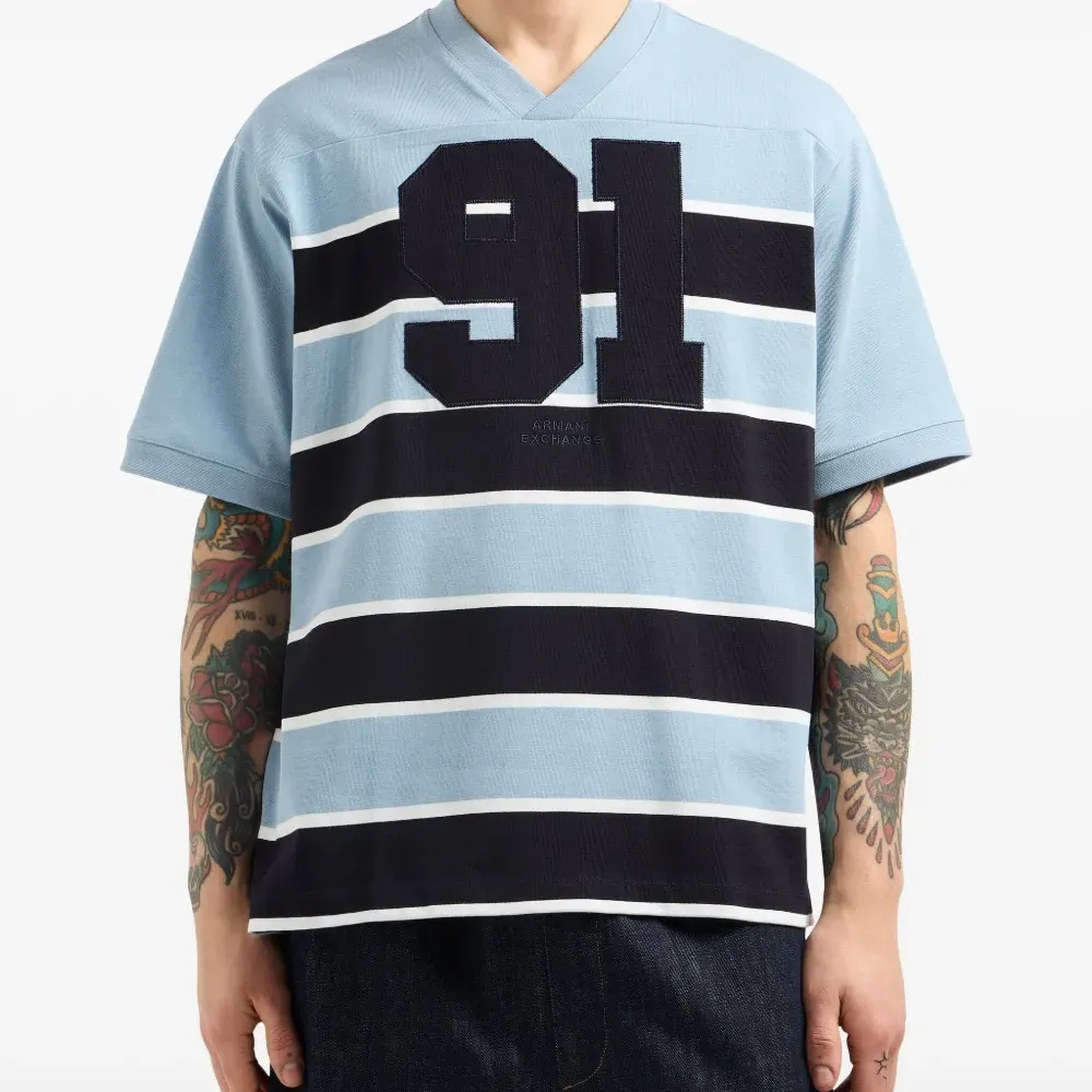 Полосатая футболка с V-образным вырезом