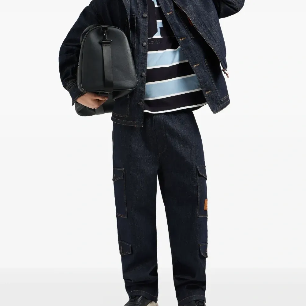 Полосатая футболка с V-образным вырезом