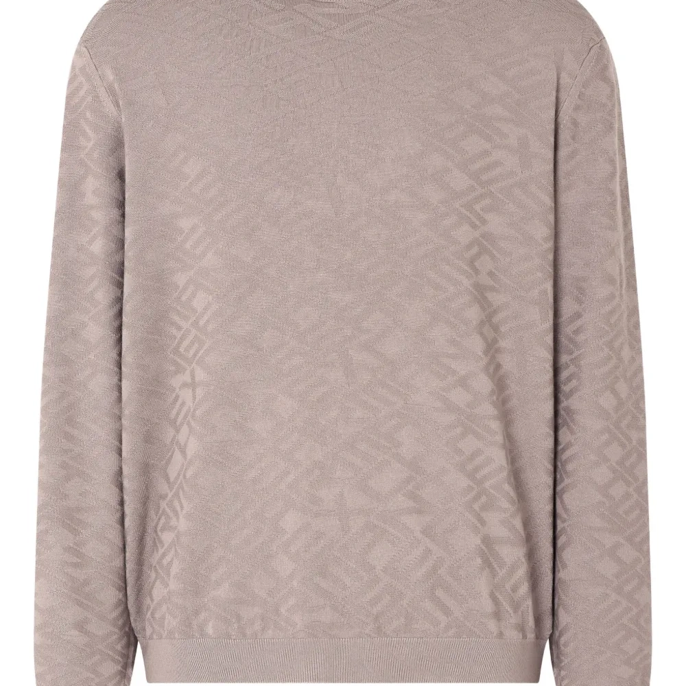 Свитер с геометричным узором