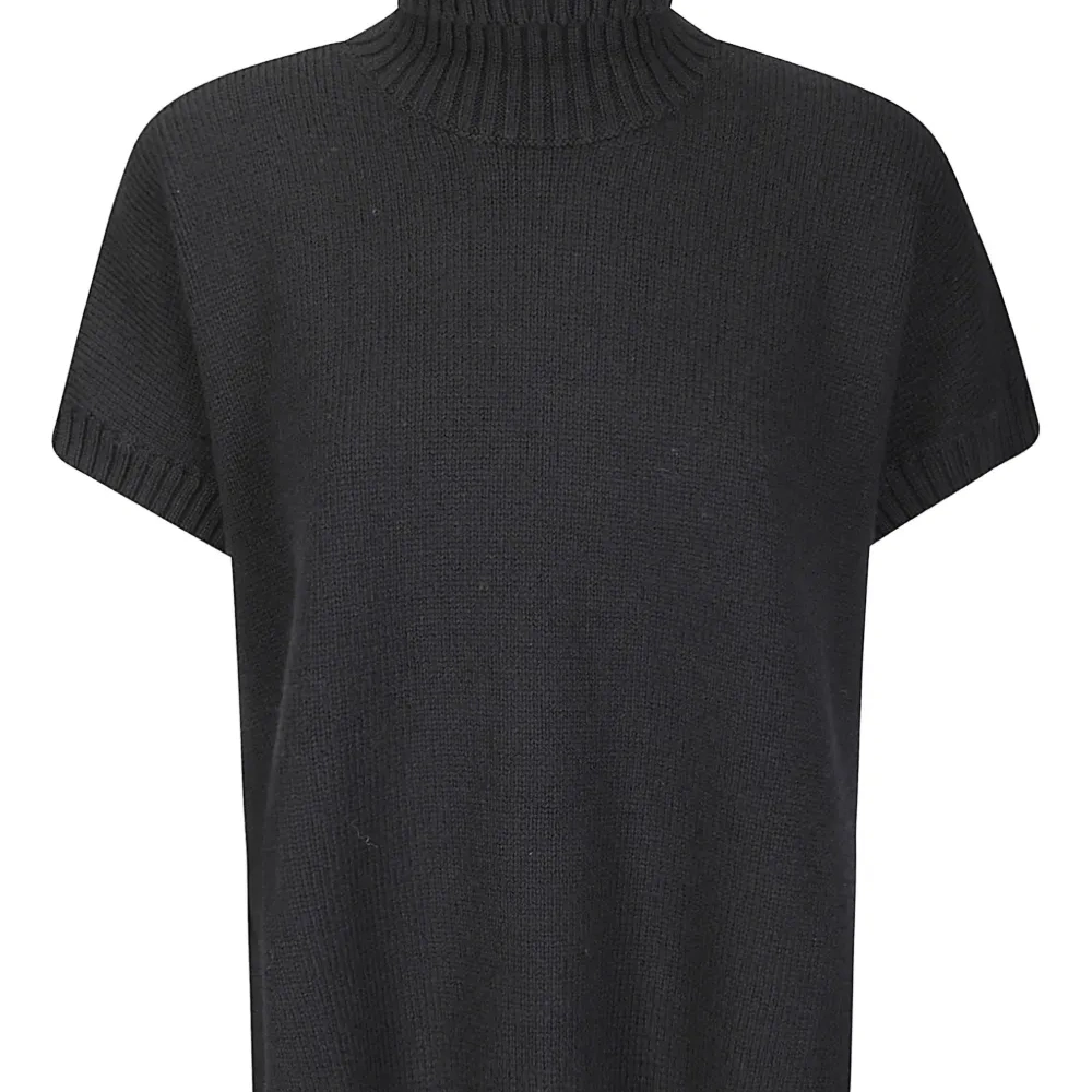 Свитер с высоким воротником и короткими рукавами