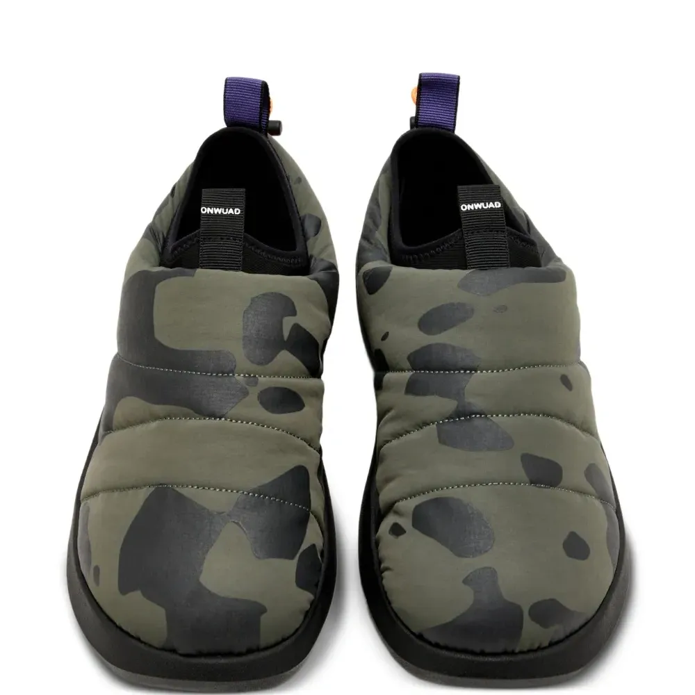 Стеганые кроссовки с камуфляжным принтом