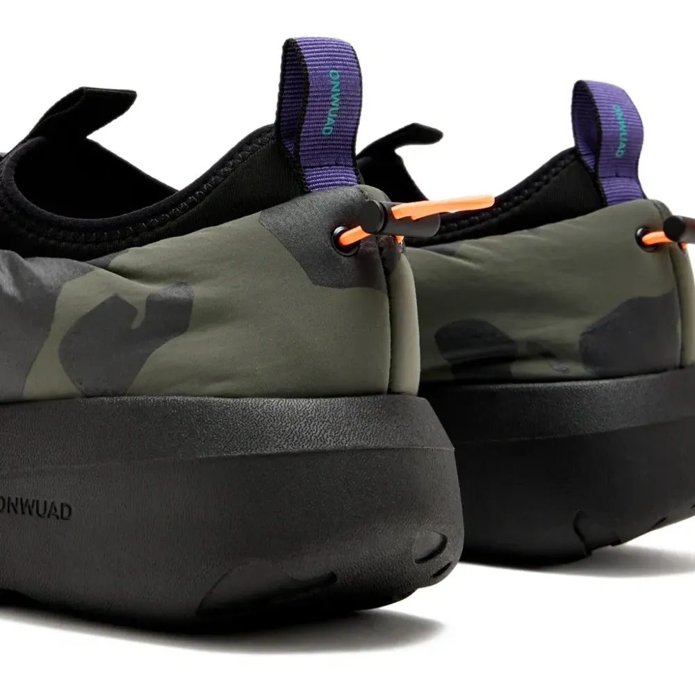 Стеганые кроссовки с камуфляжным принтом