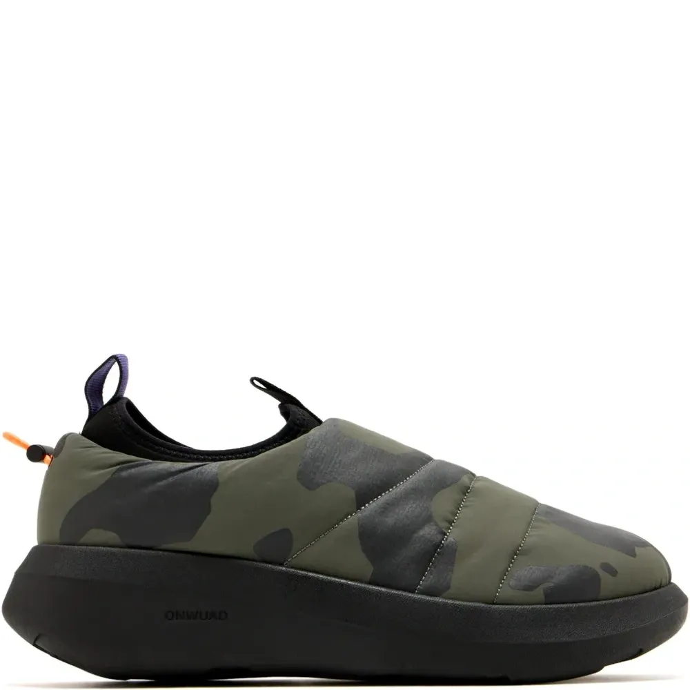 Стеганые кроссовки с камуфляжным принтом