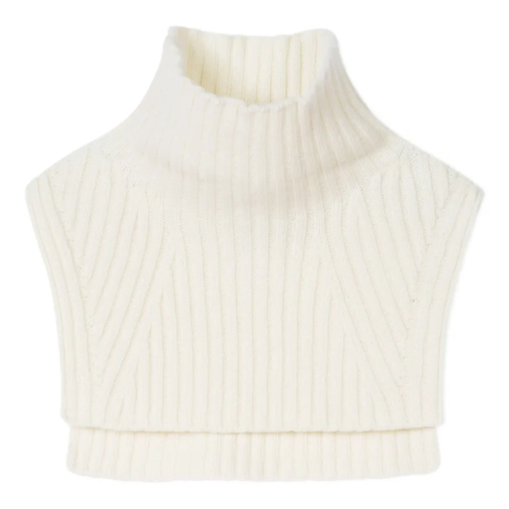 Вязаный нагрудник с высоким воротом