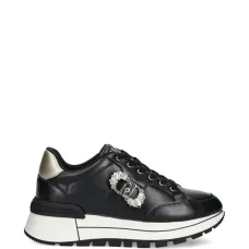 Украшенные кроссовки на шнуровке