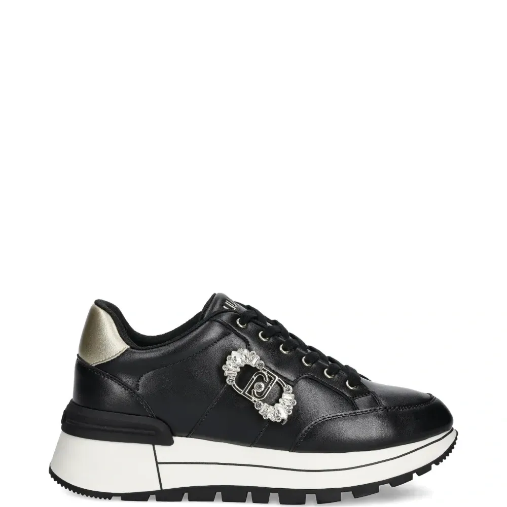 Украшенные кроссовки на шнуровке