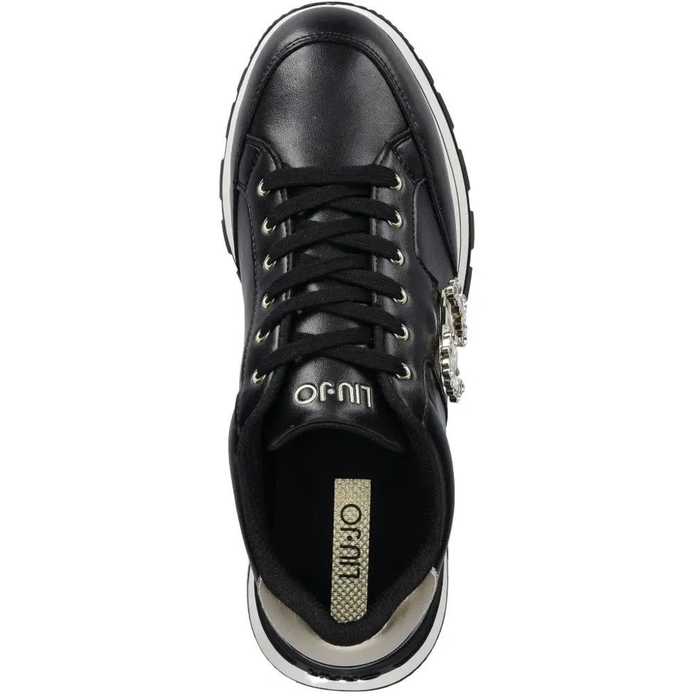 Украшенные кроссовки на шнуровке