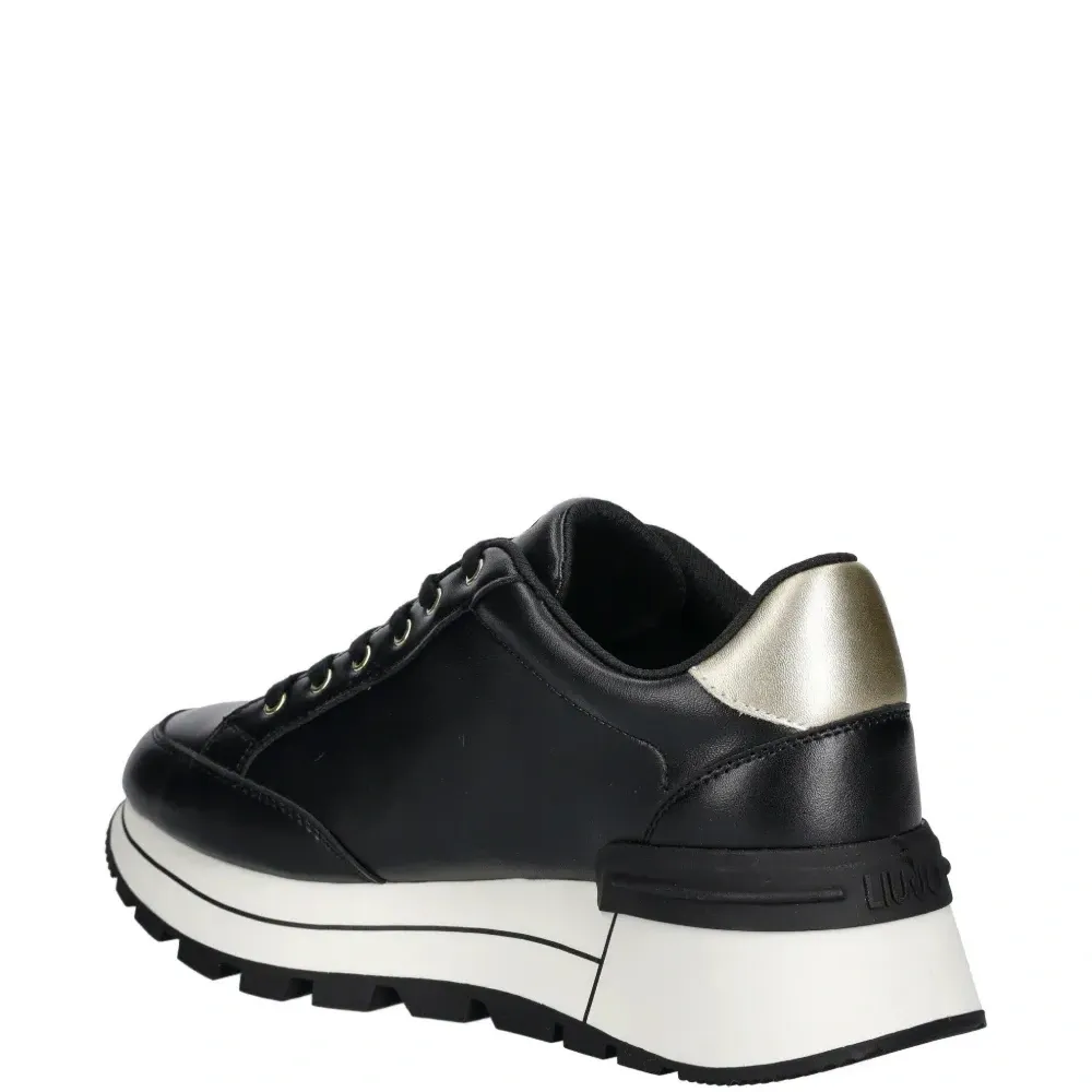 Украшенные кроссовки на шнуровке