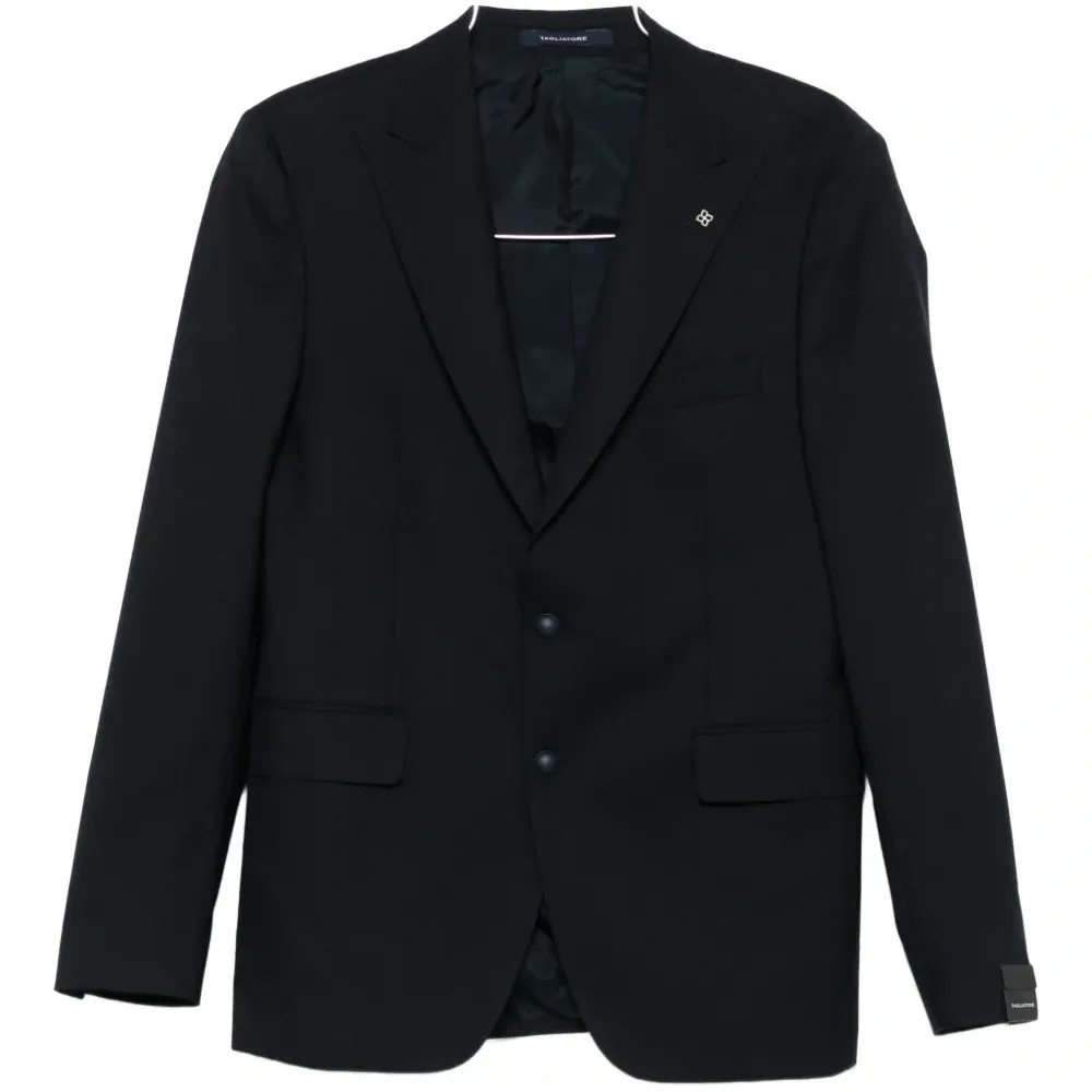 Пиджак на двух пуговицах