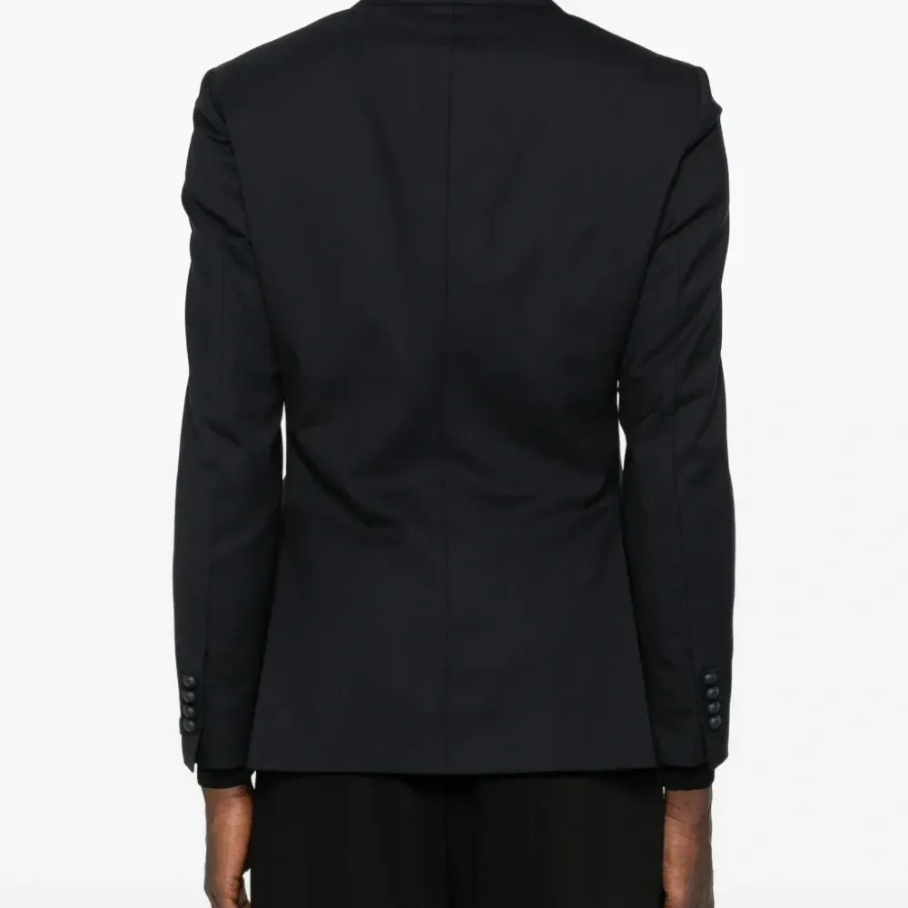 Пиджак на двух пуговицах