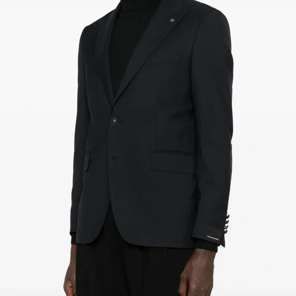 Пиджак на двух пуговицах