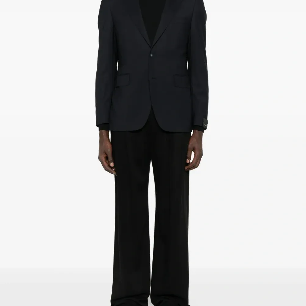 Пиджак на двух пуговицах