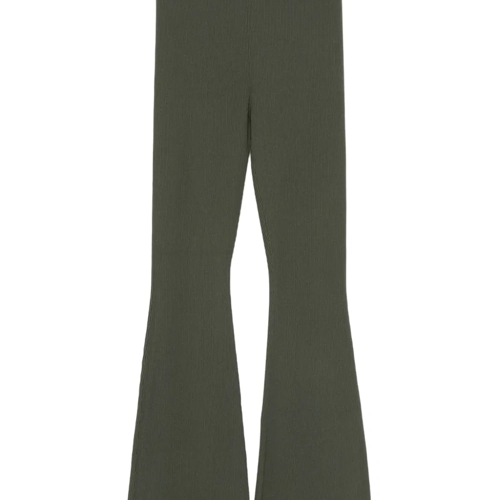 Расклешенные брюки в рубчик