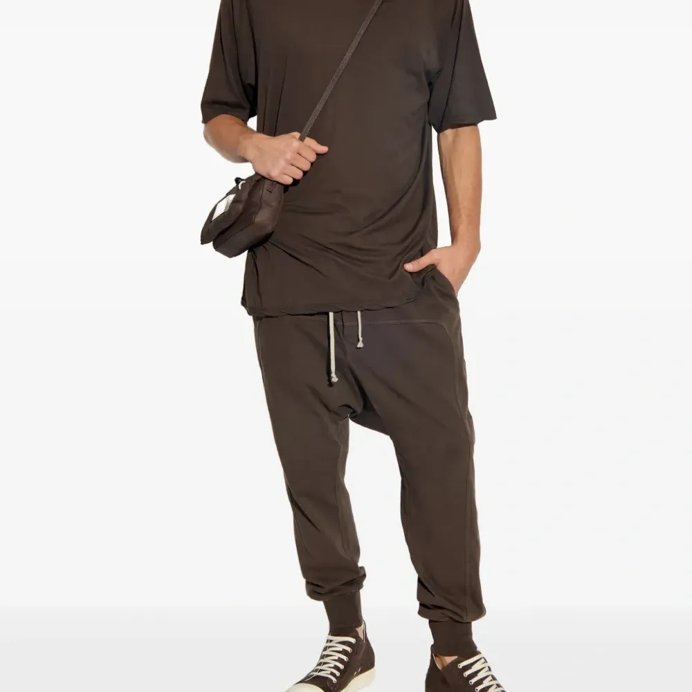 Футболка с декоративными швами