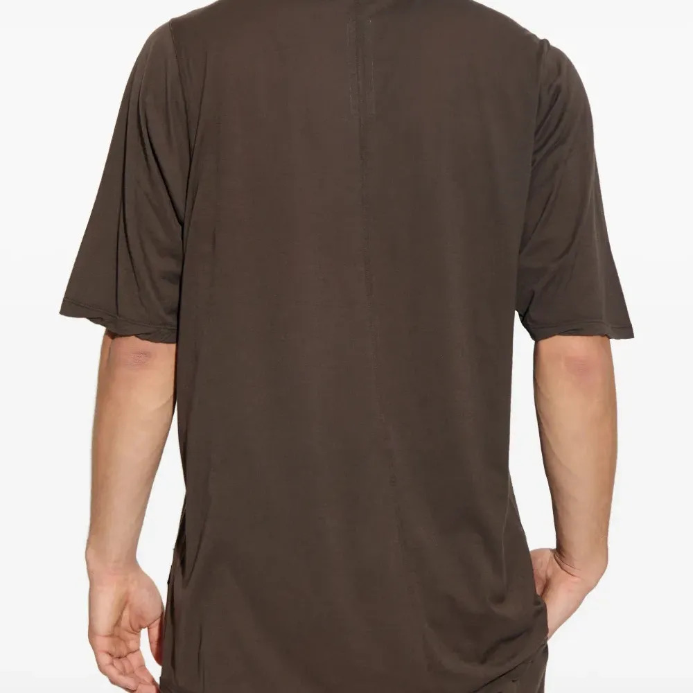 Футболка с декоративными швами