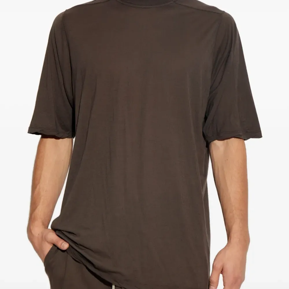 Футболка с декоративными швами