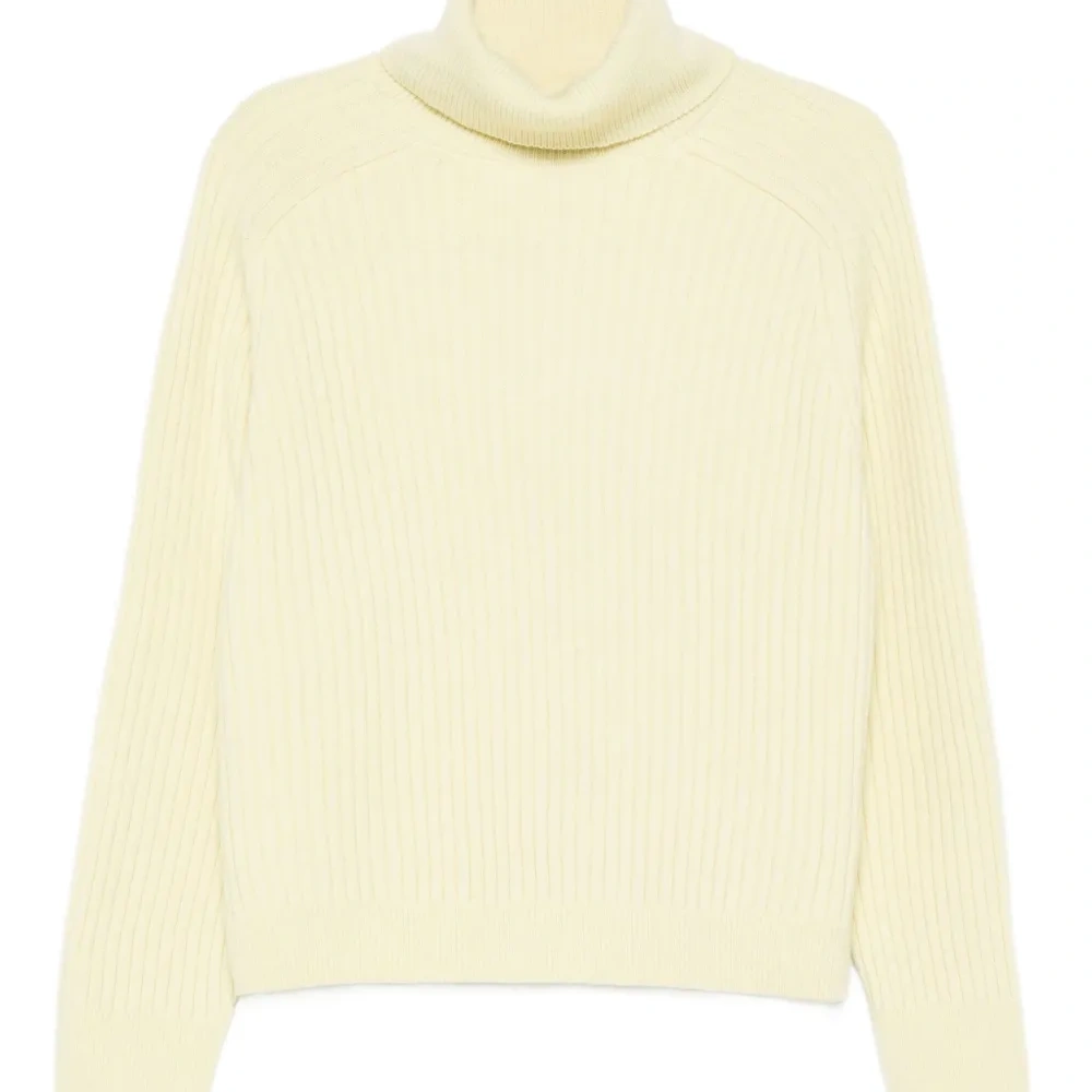 Свитер в рубчик с высоким воротником