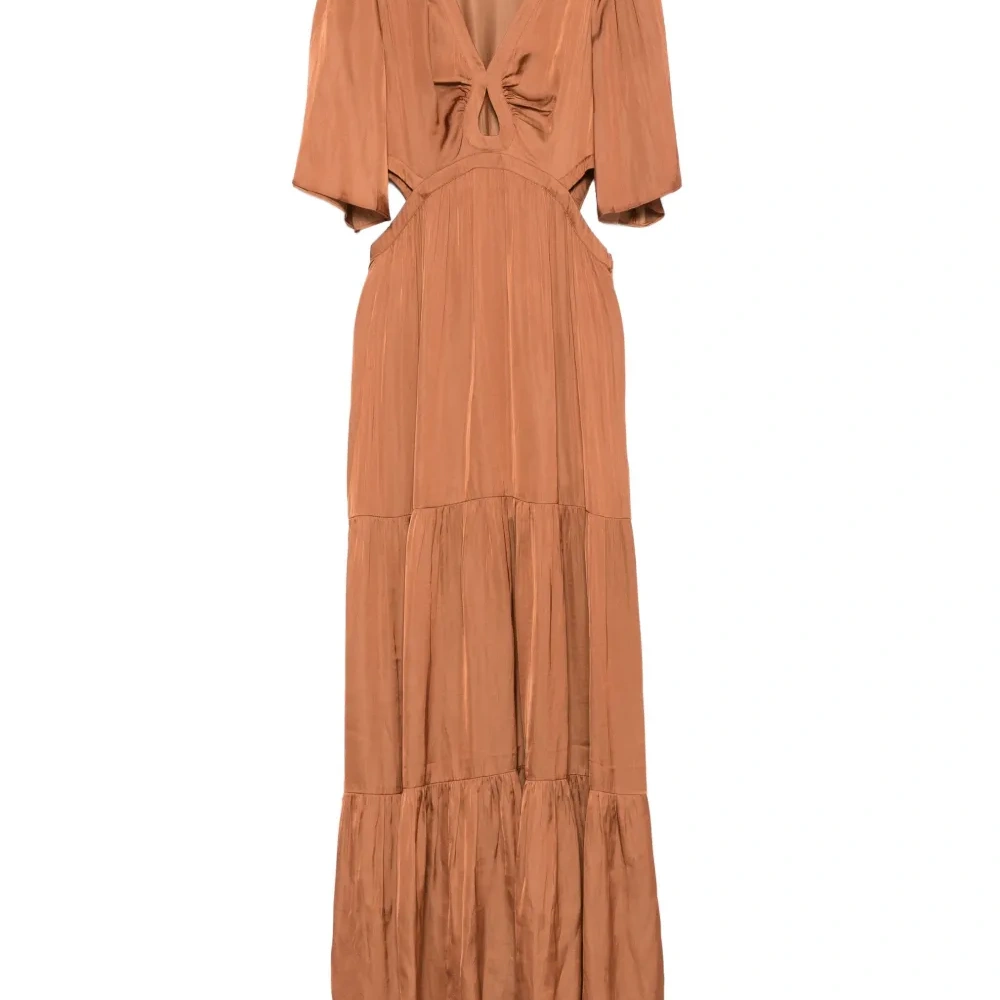 Ярусное платье макси с вырезом