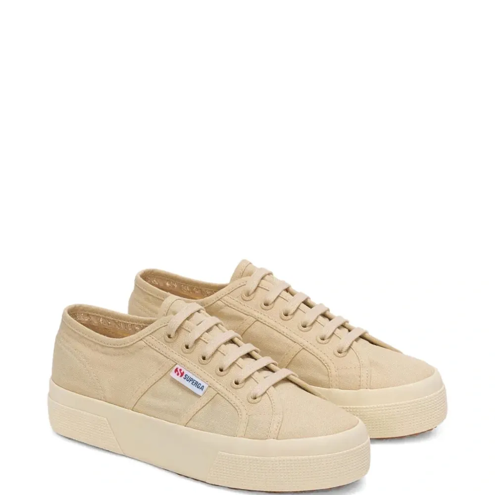 Кроссовки на платформе