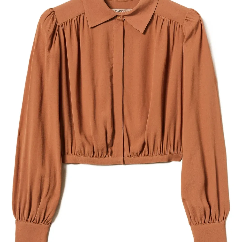 Укороченная рубашка с присборенными манжетами