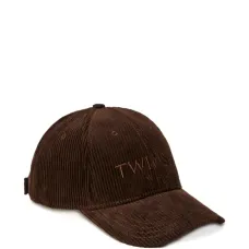 Бейсболка с контрастным логотипом