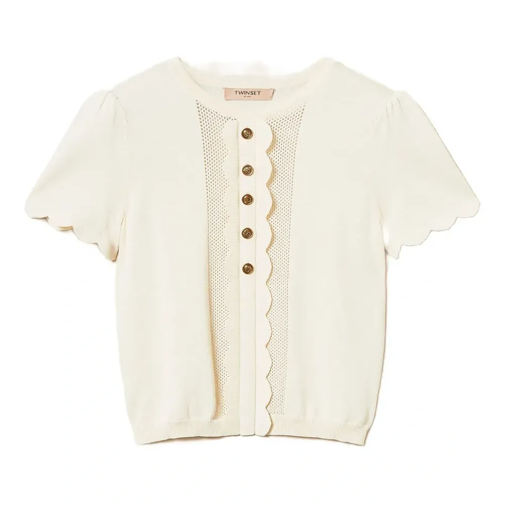 Футболка с овальными пуговицами