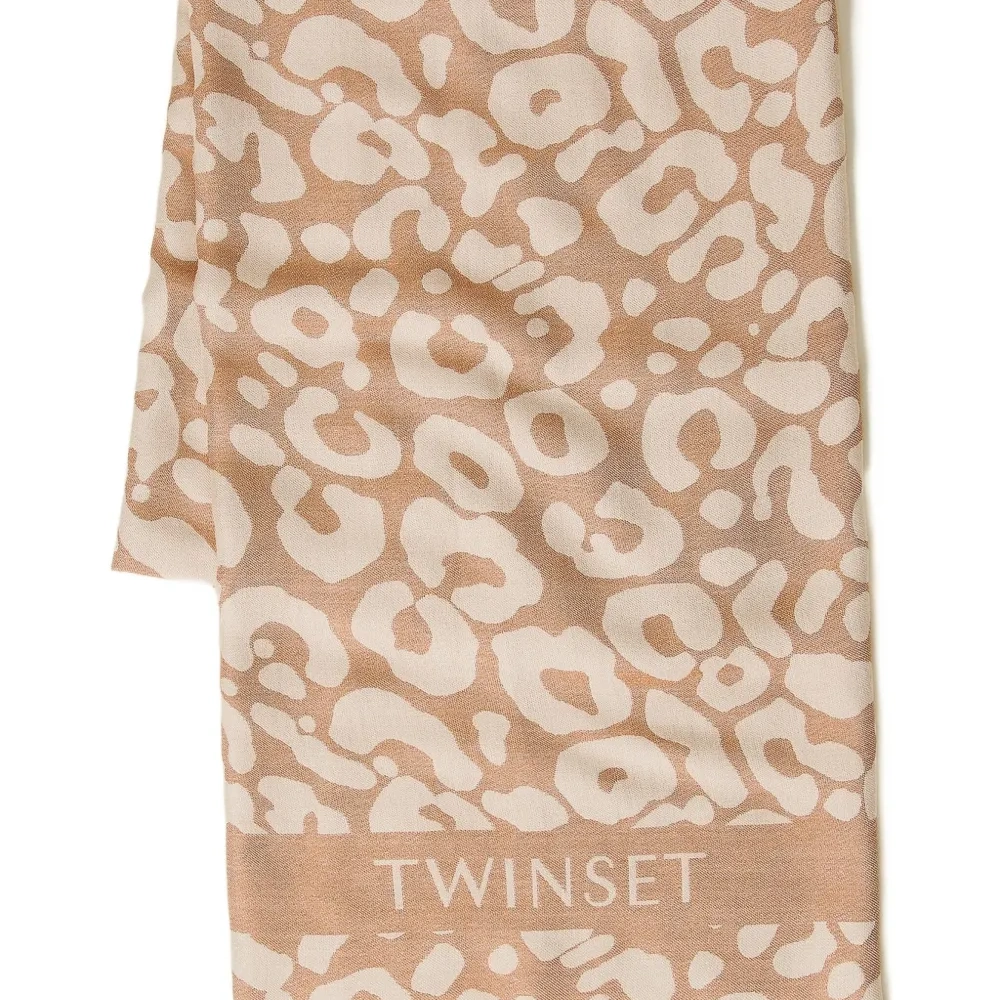 Шарф с леопардовым принтом и бахромой