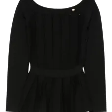 Свитер с вырезом-лодочкой