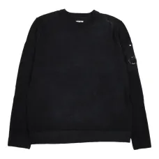 Свитер с круглым вырезом и декоративной деталью в виде объектива