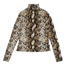 Свитер с высоким воротником и змеиным принтом