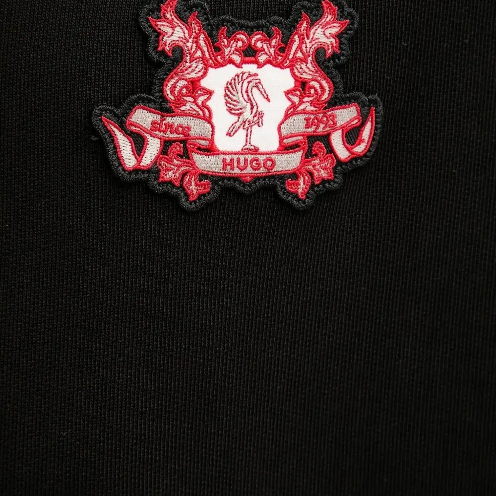 Толстовка с воротником на молнии и вышивкой