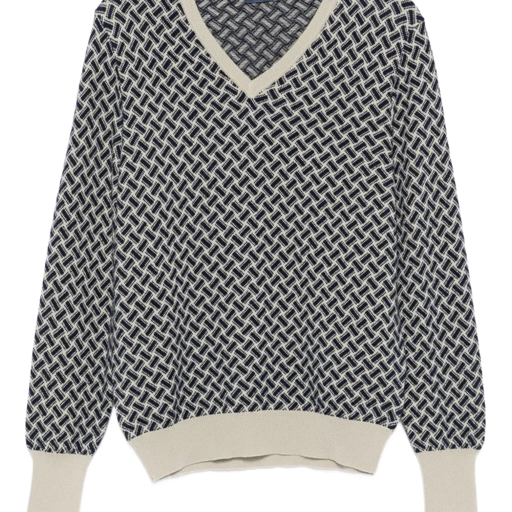 Свитер с геометричным узором