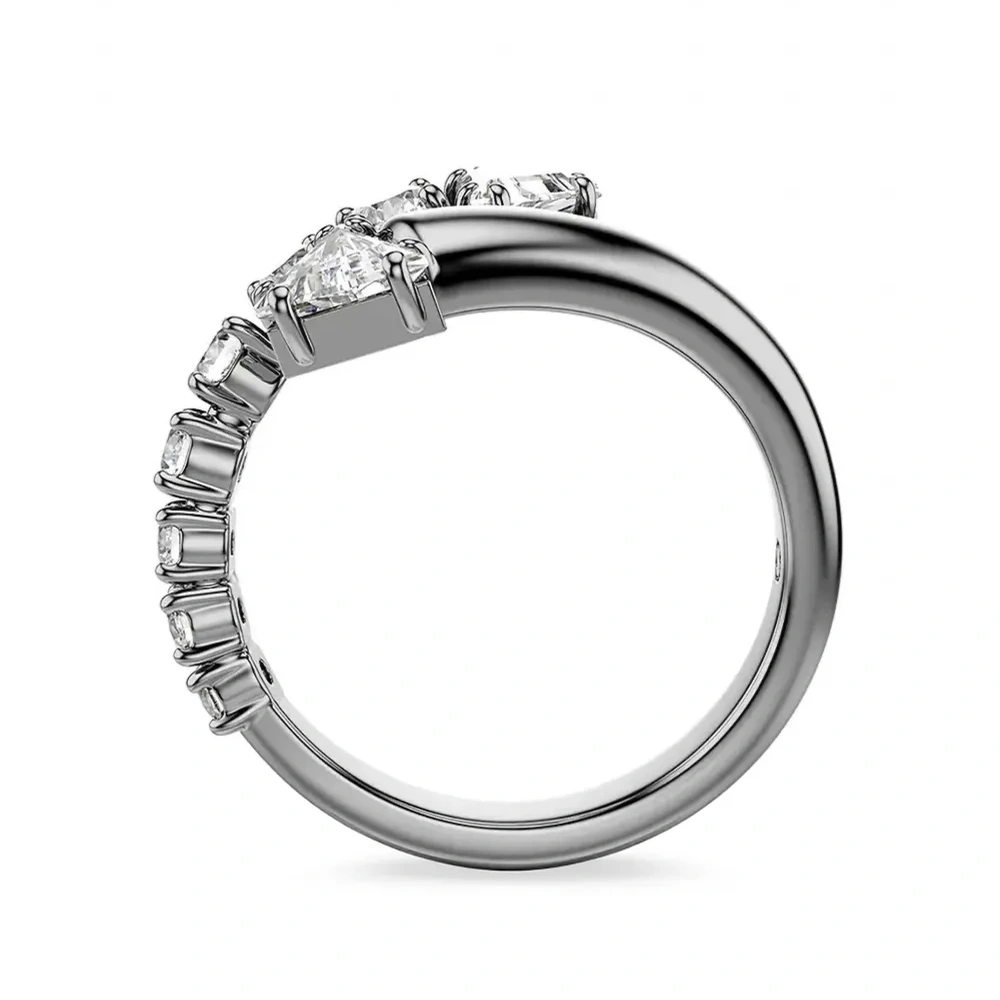 Кольцо, украшенное кристаллами