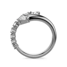 Кольцо, украшенное кристаллами