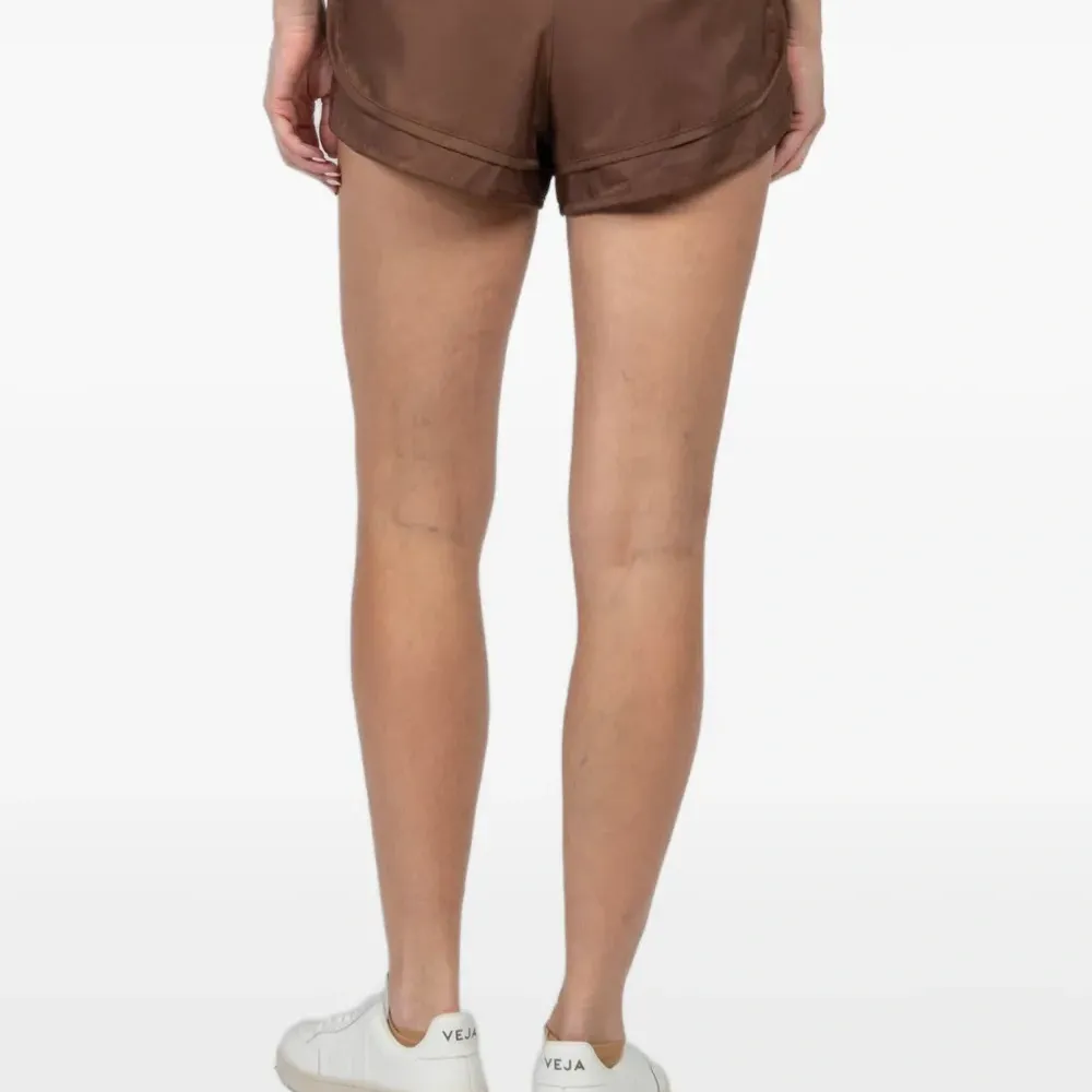 Многослойные спортивные шорты с эластичным поясом