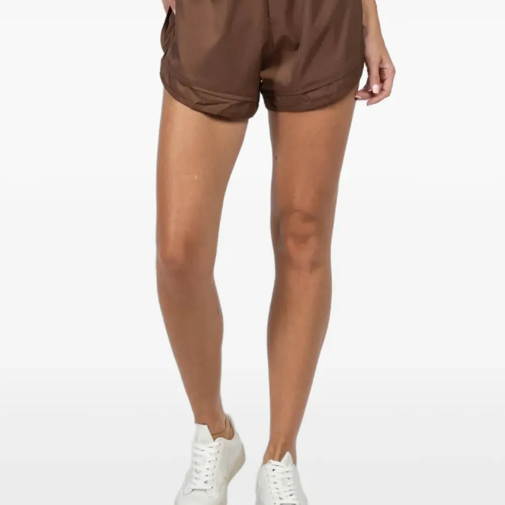 Многослойные спортивные шорты с эластичным поясом