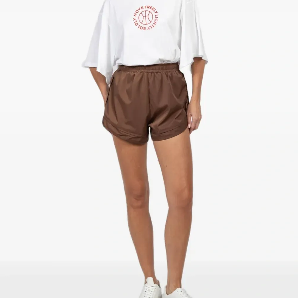 Многослойные спортивные шорты с эластичным поясом