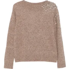 Вязаное изделие с украшенной деталью на плече