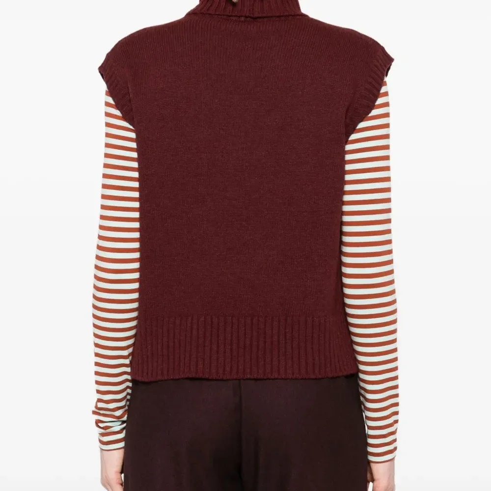 Свитер без рукавов с высоким воротником Свитер без рукавов с высоким воротником