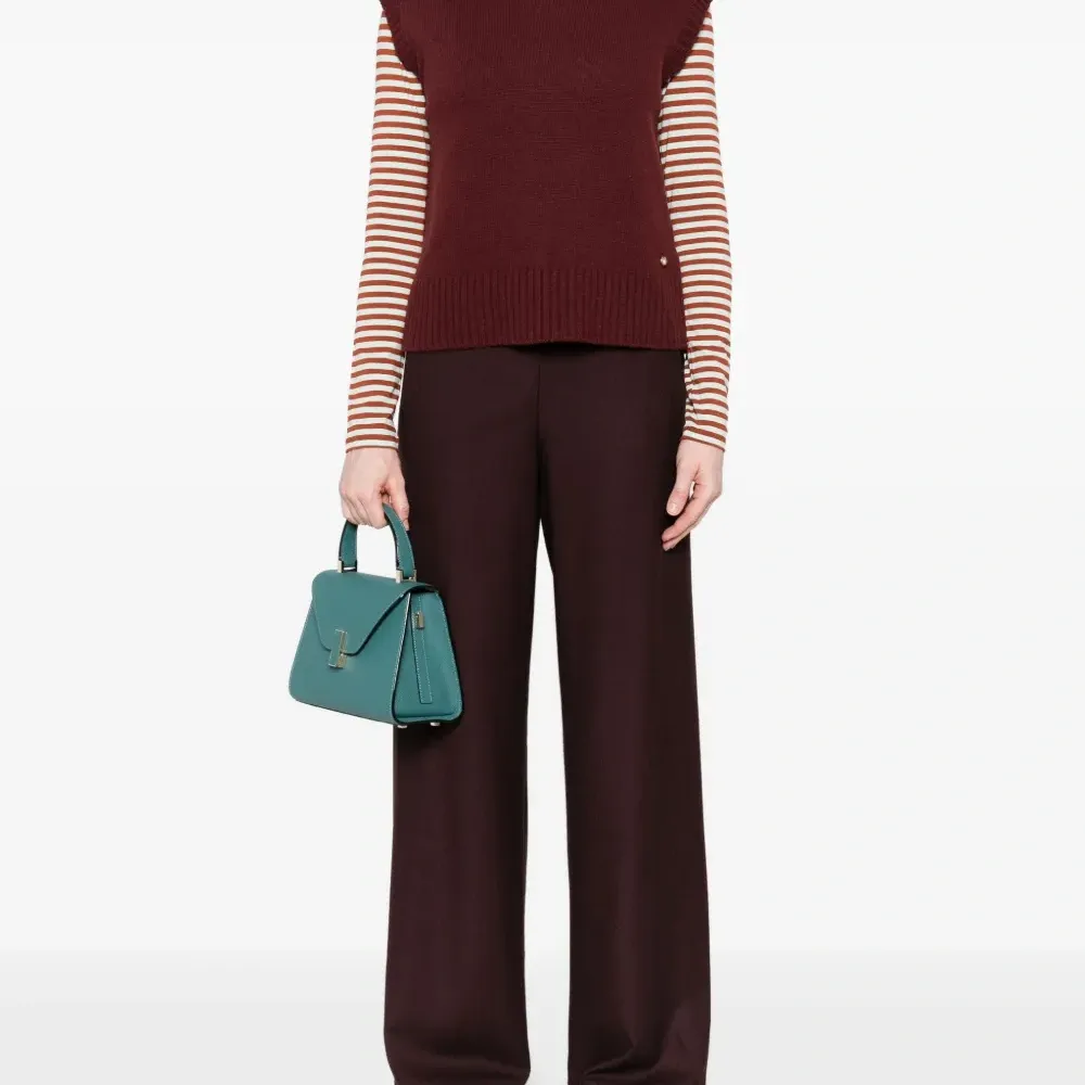 Свитер без рукавов с высоким воротником Свитер без рукавов с высоким воротником