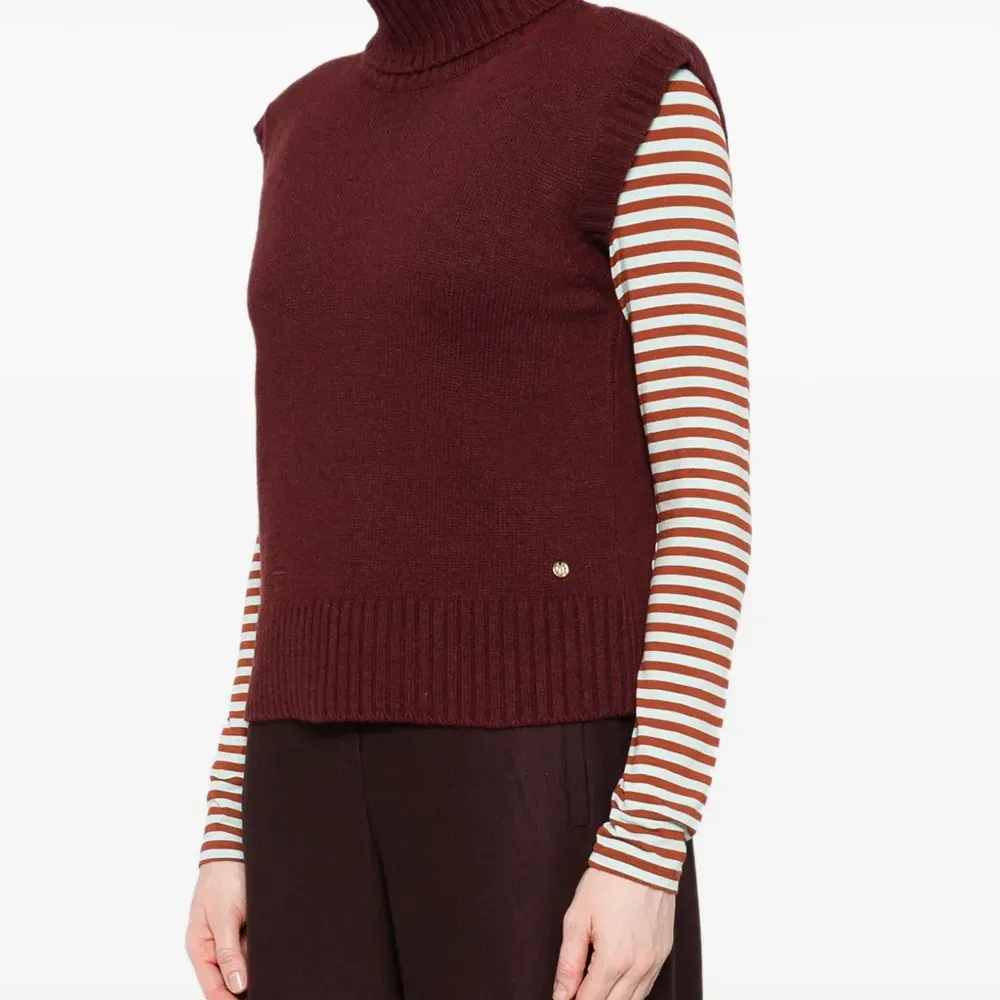 Свитер без рукавов с высоким воротником Свитер без рукавов с высоким воротником