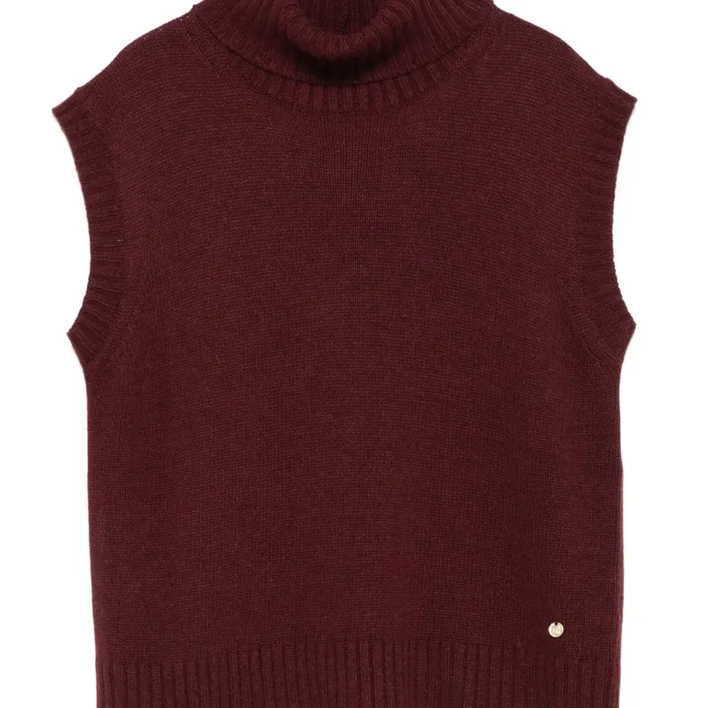 Свитер без рукавов с высоким воротником Свитер без рукавов с высоким воротником