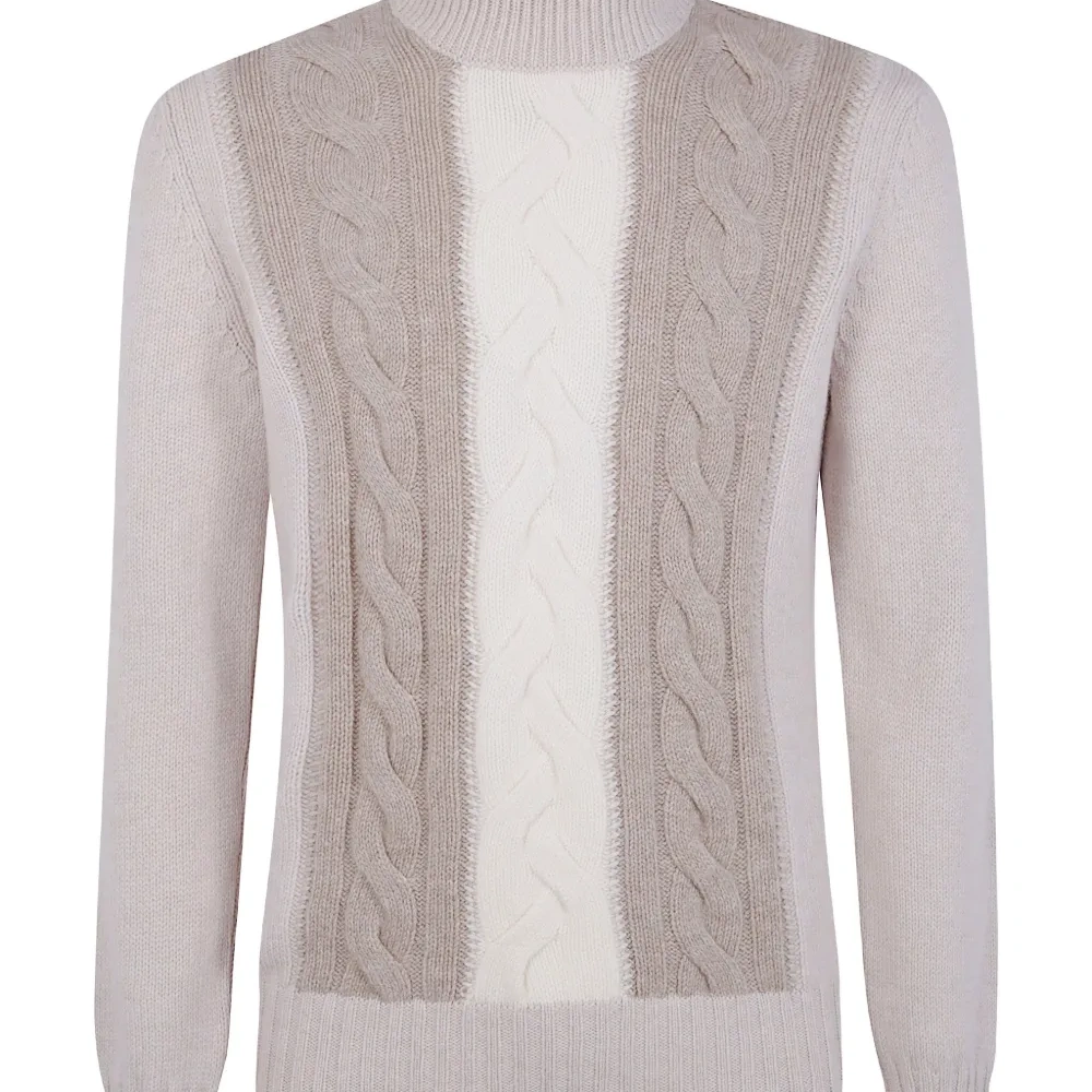 Свитер фактурной вязки с высоким воротником