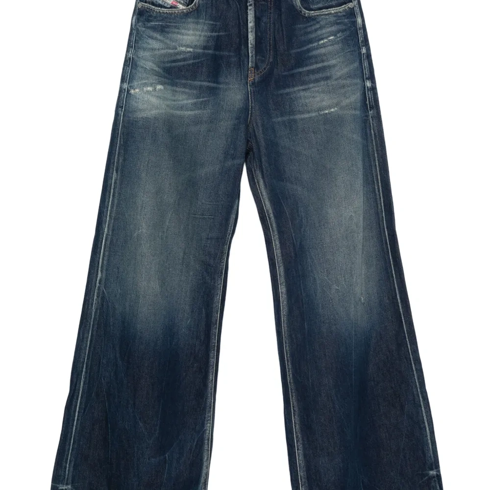 Широкие джинсы с необработанными краями